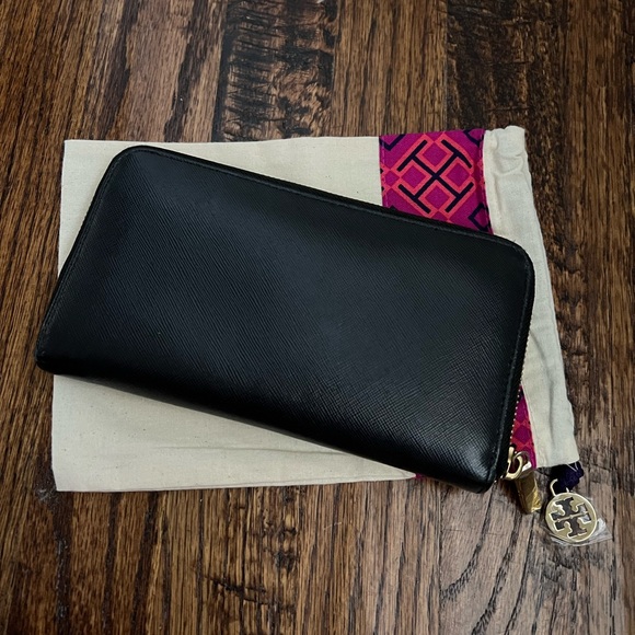 Tory Burch Robinson black zipper wallet - Picture 4 of 4